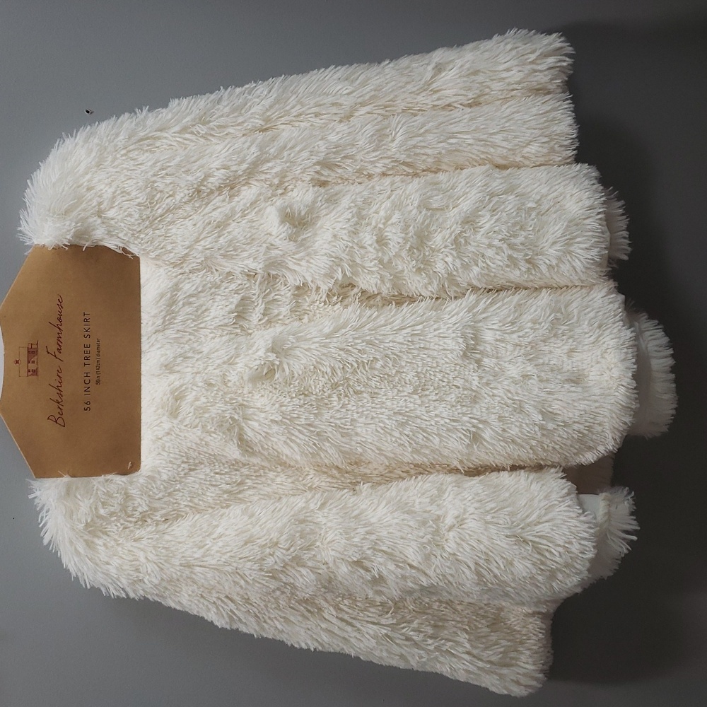 Berkshire Blanket NWT Cream Super Plush Faux Fur 56" Tree Skirt